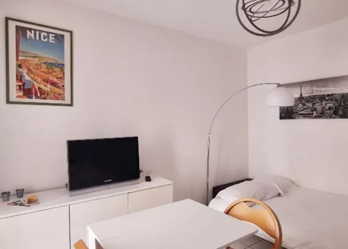 With View Near アパート ニース